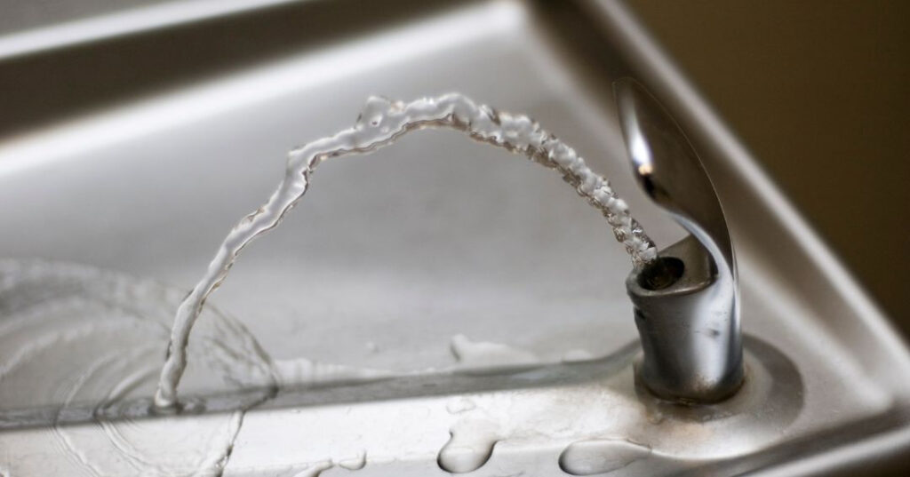 Conserto de Bebedouro em Uberlândia | Assistência Perto de Mim vazamento de agua no bebedouro